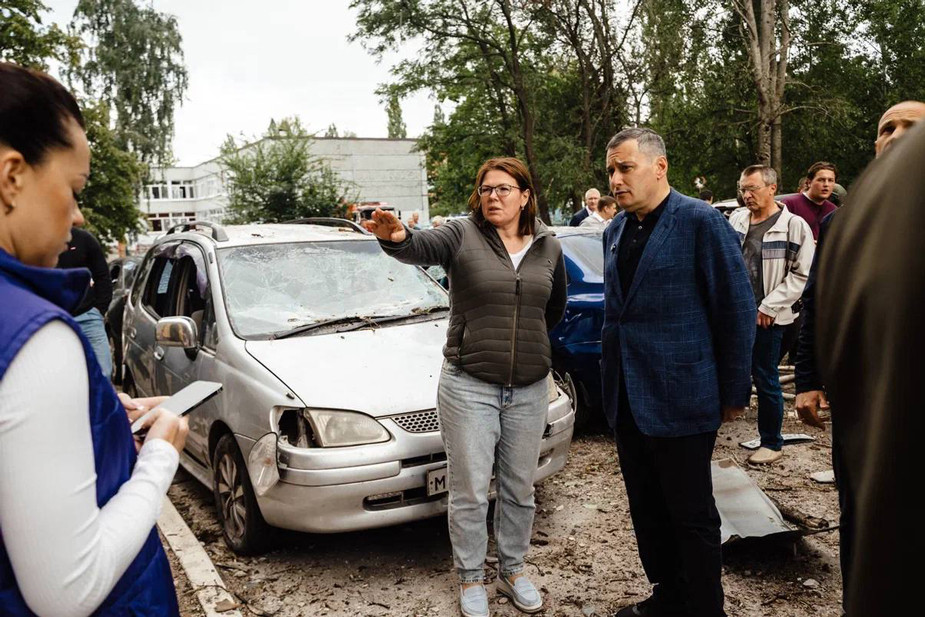 Александр Хинштейн осматривает последствия удара ВСУ в Железнодорожном Курской области, 15 августа 2025 года. Фото: телеграм-канал Александра Хинштейна
