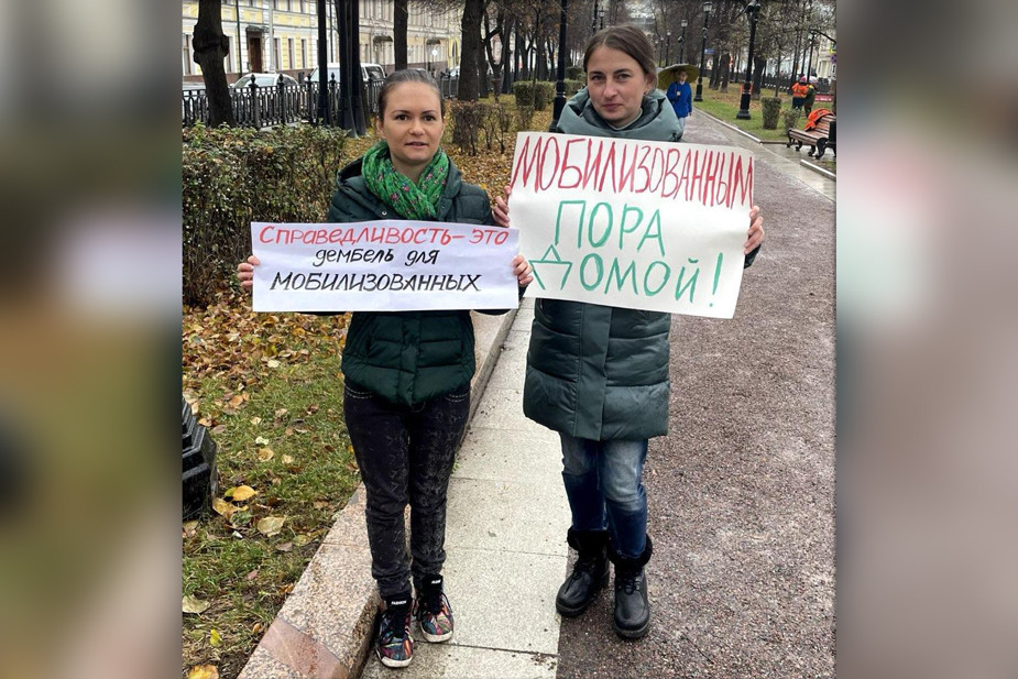 Жены мобилизованных 7 ноября вышли на пикет в Москве. Фото издания «Важные истории» и канала «Путь домой»