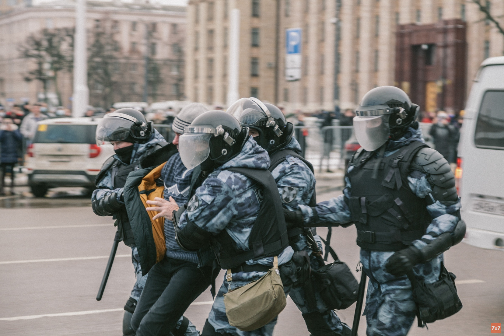 Задержание участника несогласованной акции в Воронеже. Фото Сергея Федулова