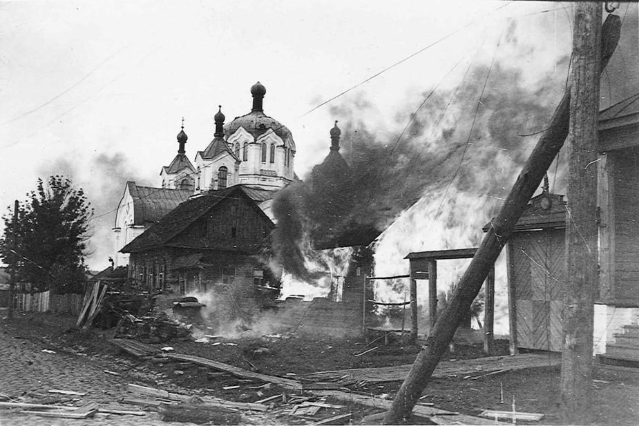 Город Бешенковичи (Белоруссия,Витебская область), на заднем плане — церковь Ильи Пророка. 1941 год