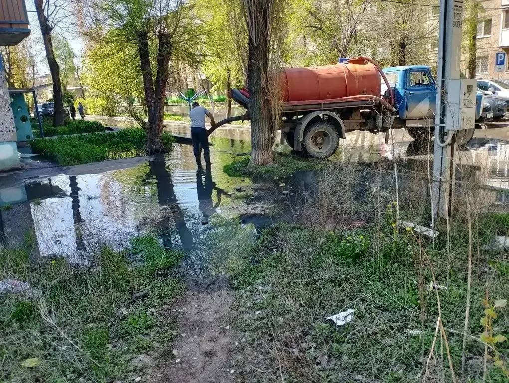 Water being pumped out near residential buildings in Engels, May 5, 2026