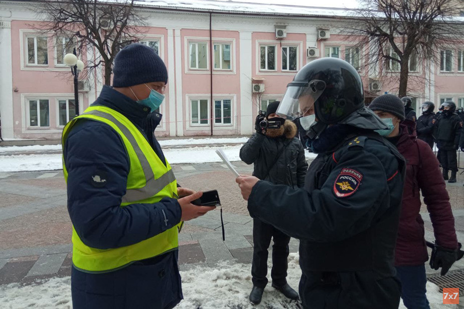 Пензенский полицейский проверяет документы у корреспондента «7х7» Евгения Малышева