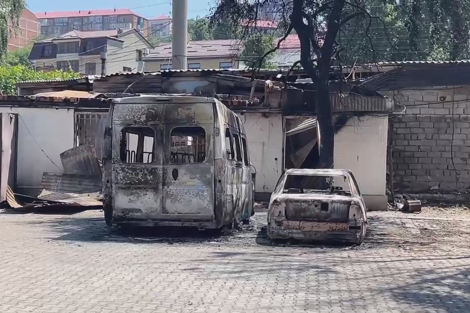 Сгоревшие авто и повреждения на территории Свято-Успенского кафедрального собора