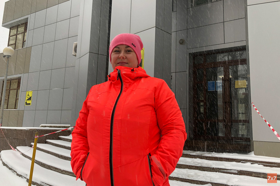 Елена Родвикова возле здания суда в Сыктывкаре, октябрь 2021 года
