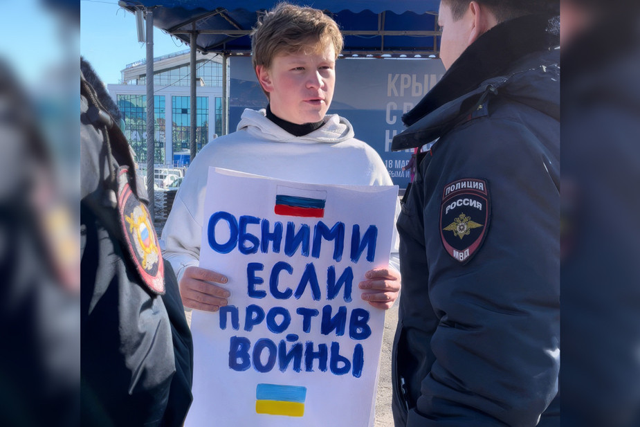 Никита Горбунов на антивоенной акции в марте 2023 года