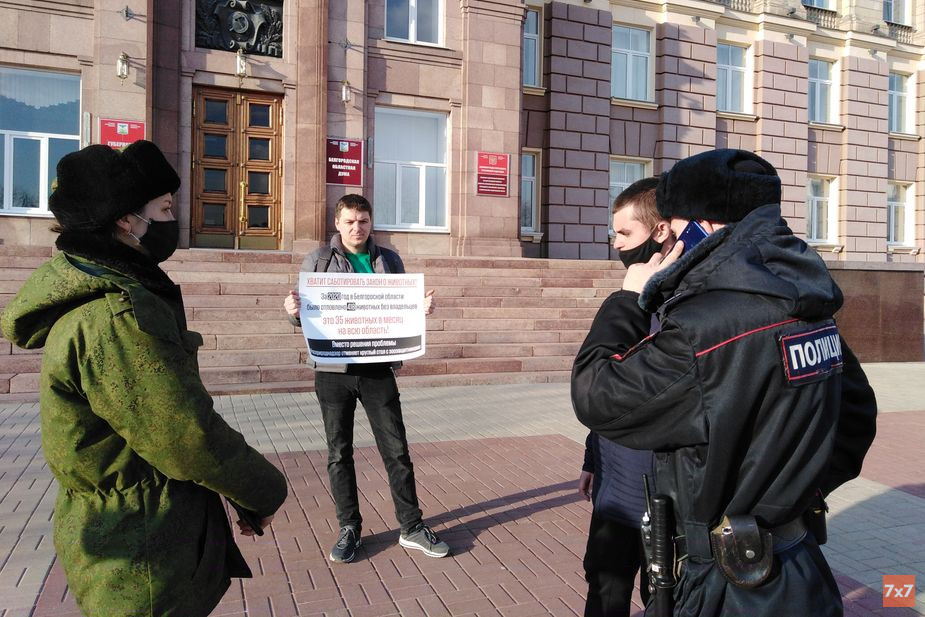 Полицейские трижды проверяли документы у активиста