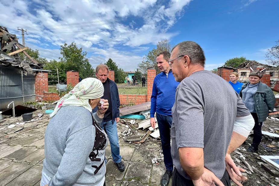 Губернатор Белгородской области Вячеслав Гладков (в ярко-синей кофте) в Валуйках 18 сентября