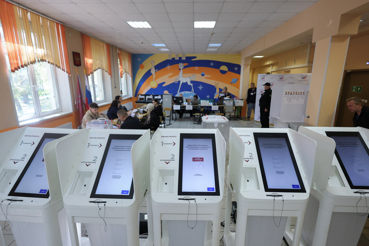 Электронные терминалы для голосования на избирательном участке в Москве. Фото: Рамиль Ситдиков / Reuters