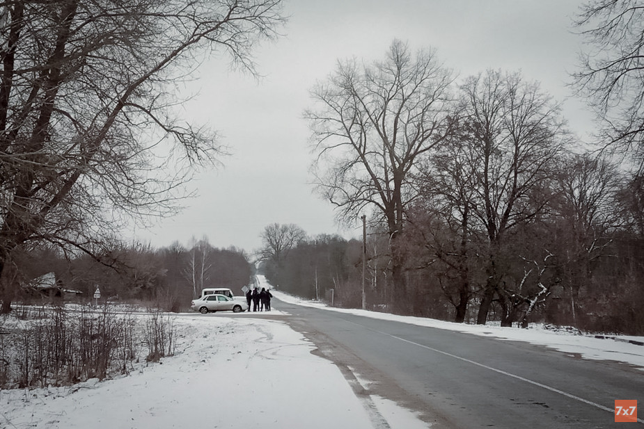 Поворот на село Любечане, где, по словам сельчан, был обстрелян автомобиль с детьми. После нападения там стала дежурить полиция. Фото «7х7»