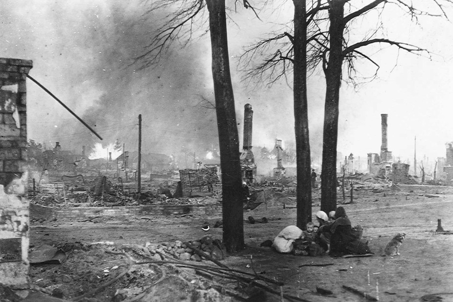 Снимок без надписи, из той же серии, что и фотография, сделанная в Бешенковичах, по-видимому, в момент вступления немецкой армии в город