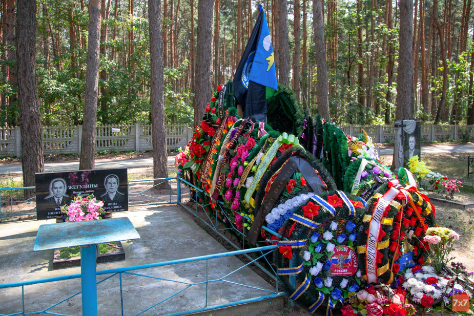 Друзья-военные Никиты поставили у креста флаги ВДВ и разведки