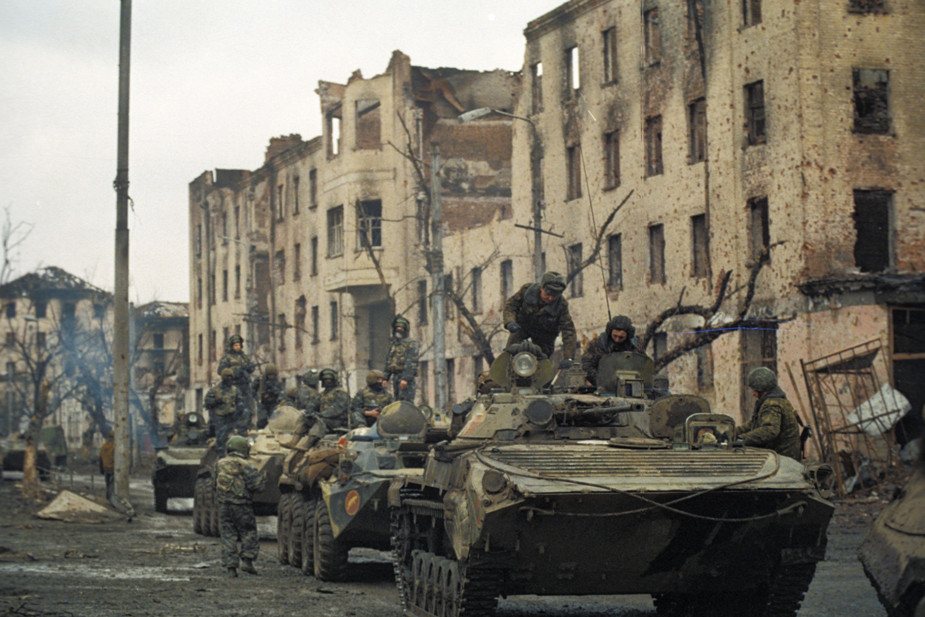 Российские военнослужащие на улицах Грозного, февраль 1995 года. Фото: Sovfoto / Universal Images Group / Shutterstock / Vida Press