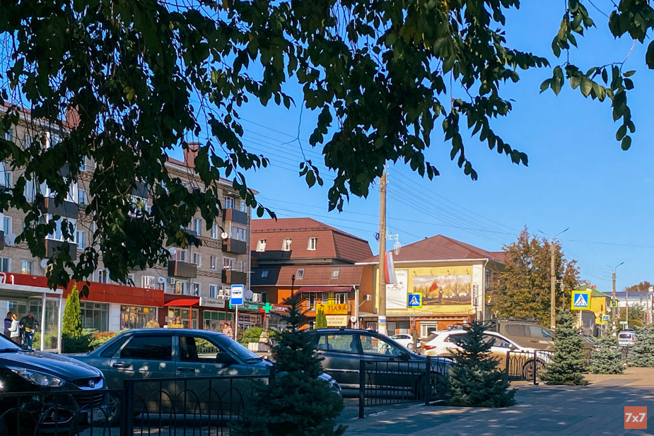 Пропагандистский плакат с бабушкой, держащей в руках Знамя Победы, в Валуйках