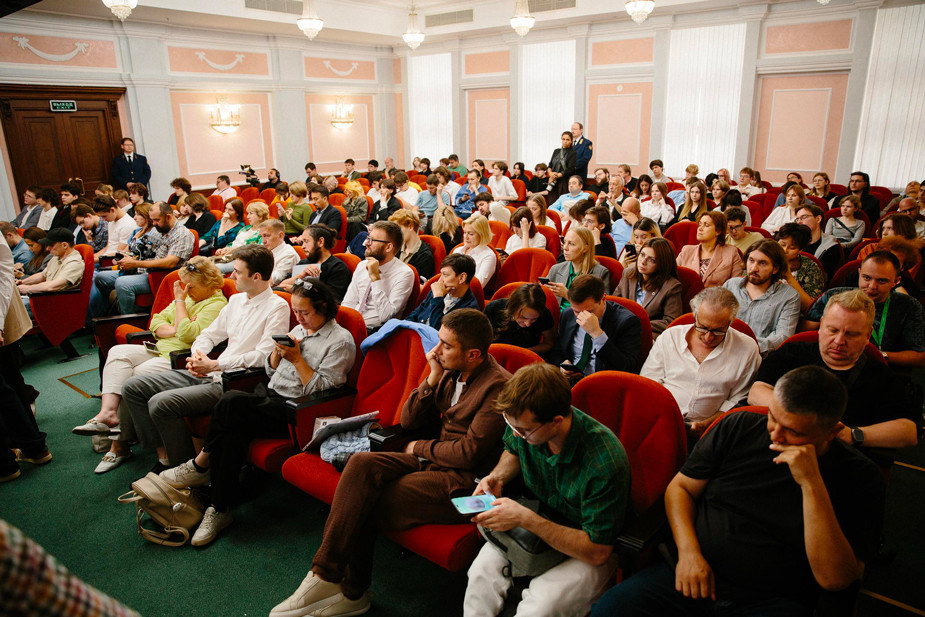 Journalists and Yabloko supporters who managed to get into the courtroom.