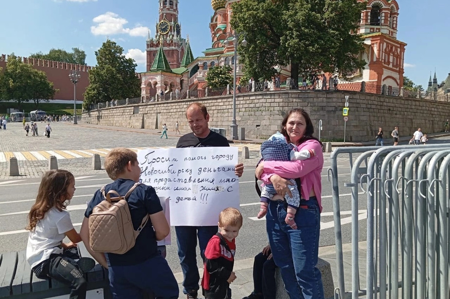 Семья дважды выходила на пикеты. Когда полиция запретила выводить детей на акцию, Евгений продолжил протестовать один