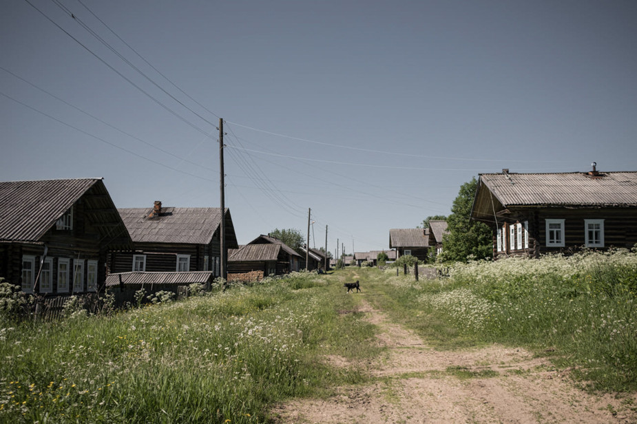 Центральная улица деревни Тарасовская. Жилыми среди этих домов остаются от силы три