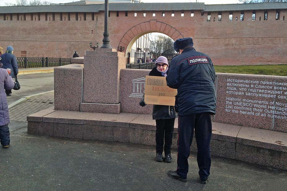 Елена Павлова и сотрудник полиции