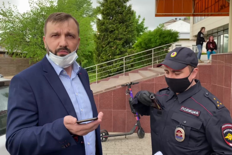 Александр Бондарчук (слева) и полицейский
