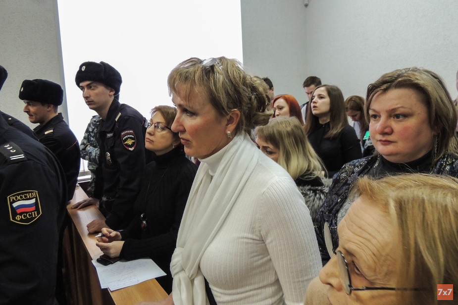 Матери подсудимых слушают приговор