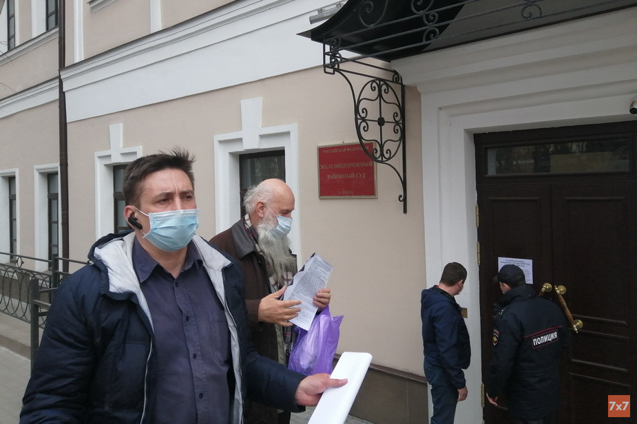 Альберт Герасимов возле здания суда.