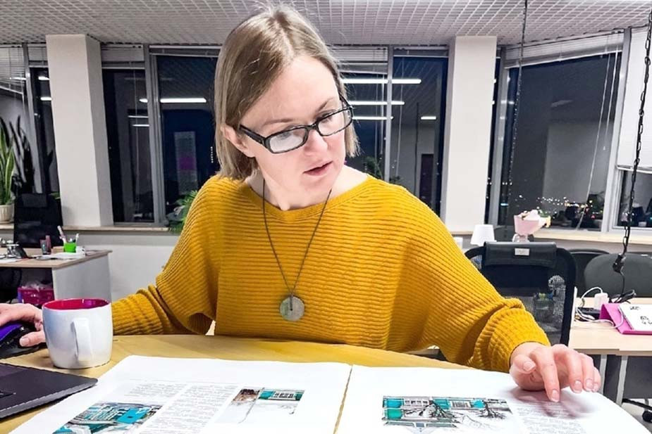 Светлана Крючкова за проверкой макета книги