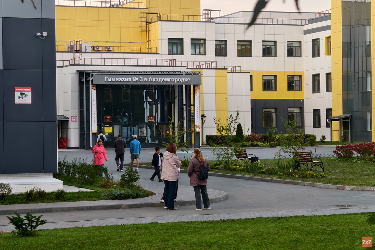 Гимназия в Академгородке, в которой находилось несколько избирательных участков