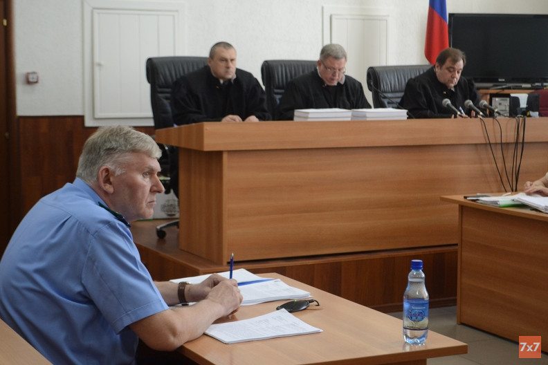 Гособвинитель Сергей Семеренко и судьи