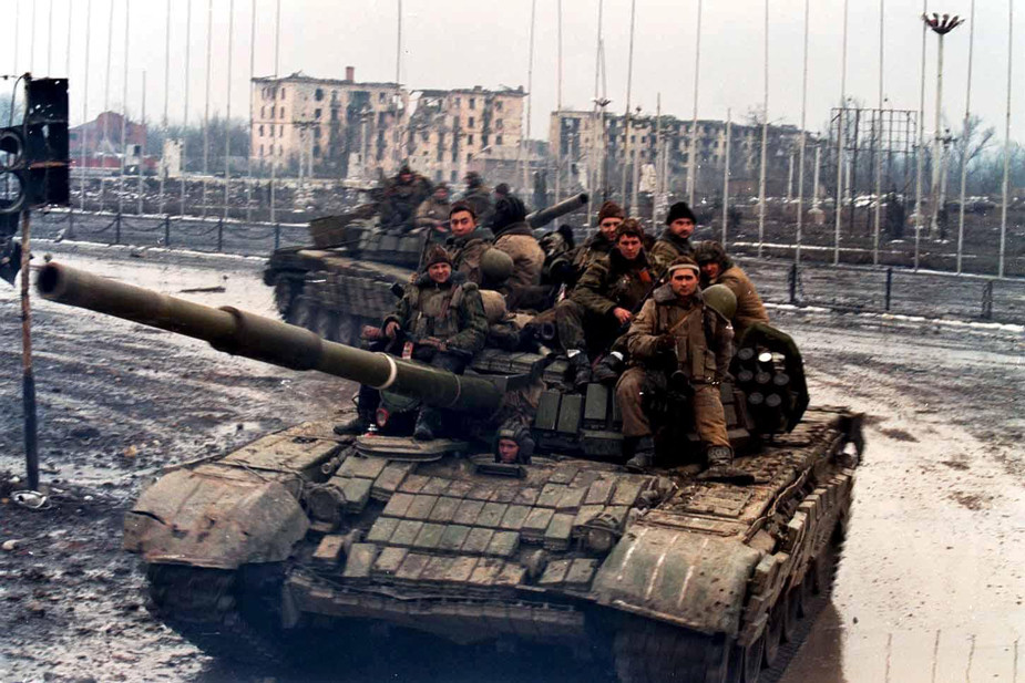 Российский танк в Грозном, 1996 год. Фото: Дмитрий Беляков / Shutterstock / Rex Features / Vida Press
