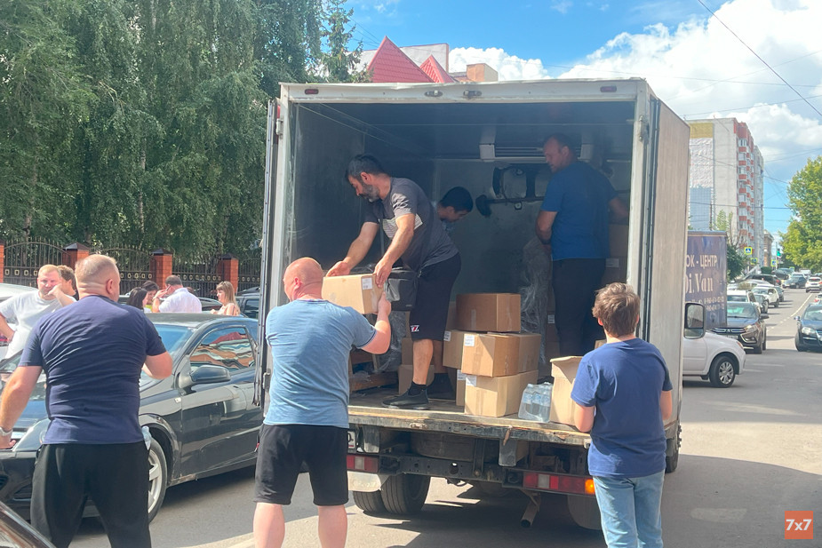 Машины с гуманитарной помощью приезжали каждые 10 минут. Курск, «Дом добрых дел». Фото «7х7»