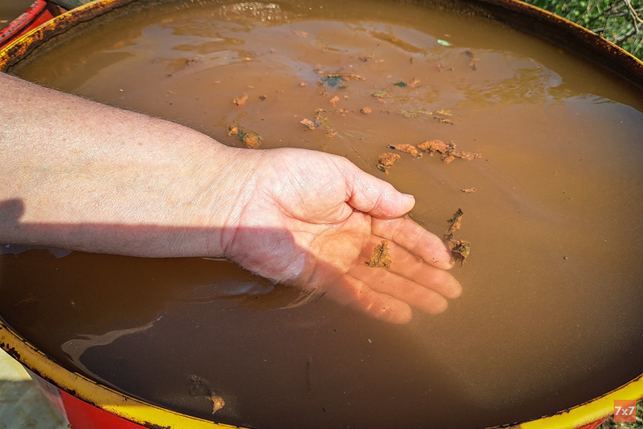 В воде примеси и грязь — ею нельзя даже помыть руки. Фото «7х7»