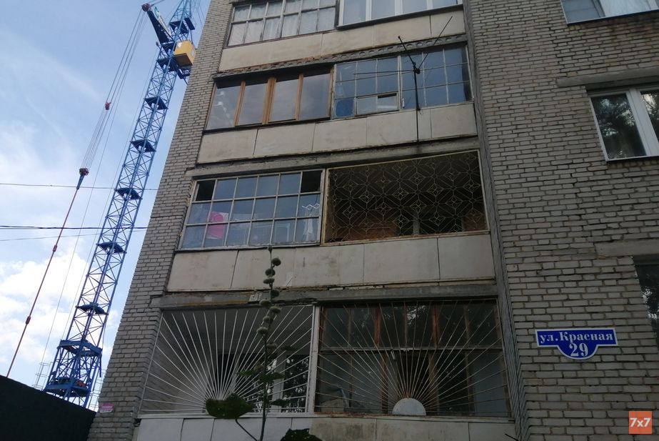 Забор стройки прилегает вплотную к дому на ул. Красной 29