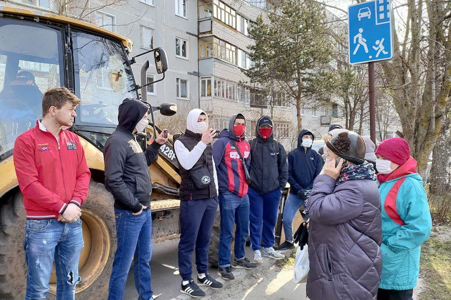 Группа молодых людей, которые в июне приходили на стройку, чтобы мешать жителям защищать сквер