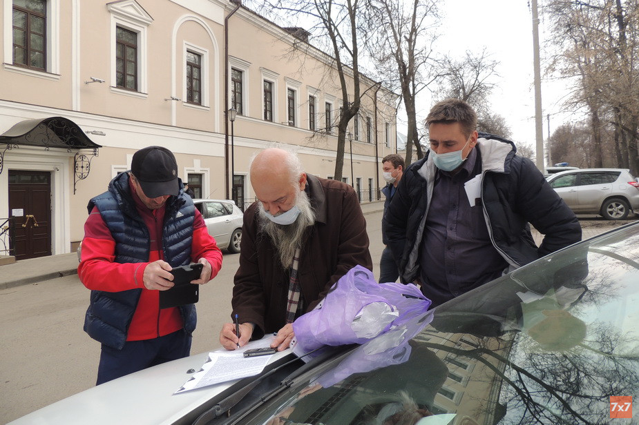 Альберт Герасимов и его защитник Юрий Вобликов пишут ходатайства о допуске слушателей, защитников и журналиста в суд.