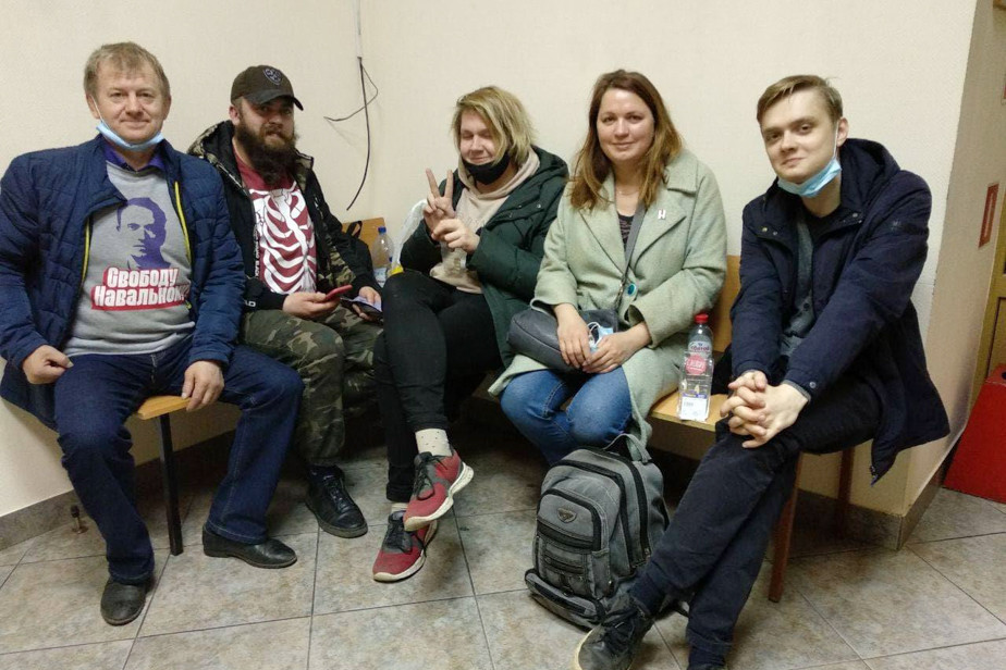 Юрий Чесноков в суде (слева)