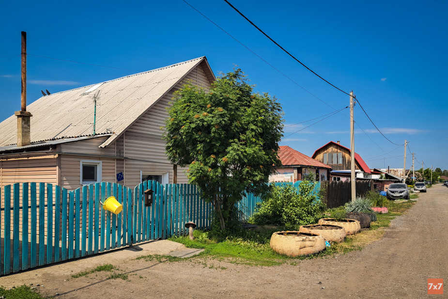 Buckets on the fences of Ulus residents - a permanent part of village life. Photo 7x7