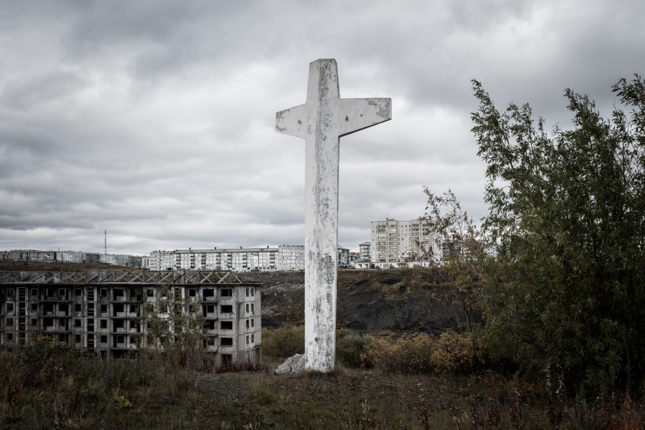 Мемориальный крест, установленный родственниками ссыльных поляков в поселке Рудник