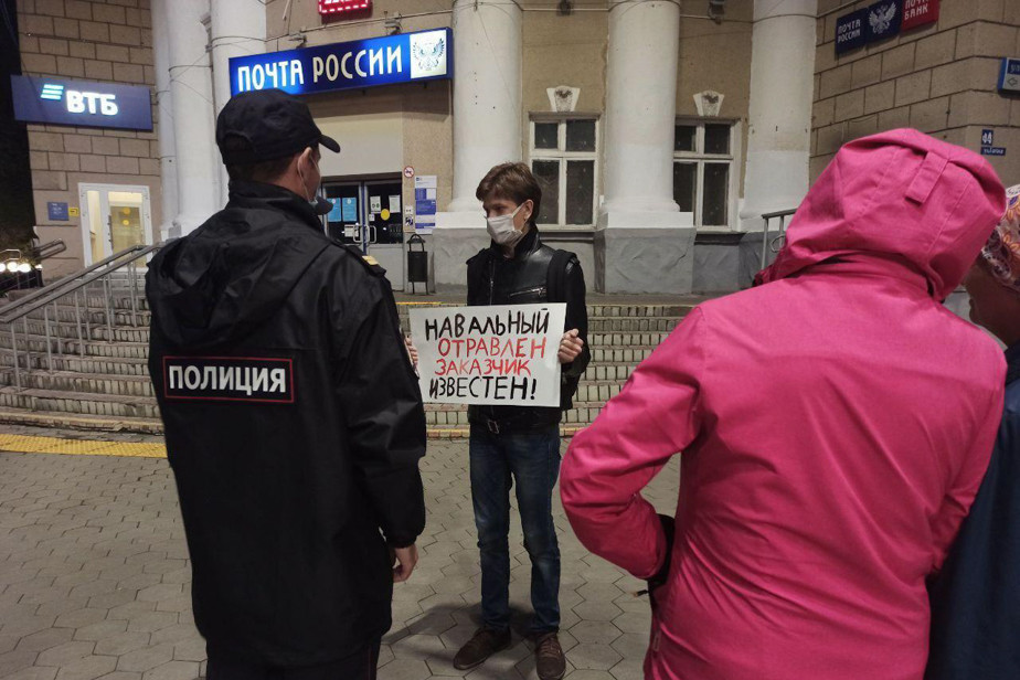 Полицейские подходят к активисту Алексею Шварцу