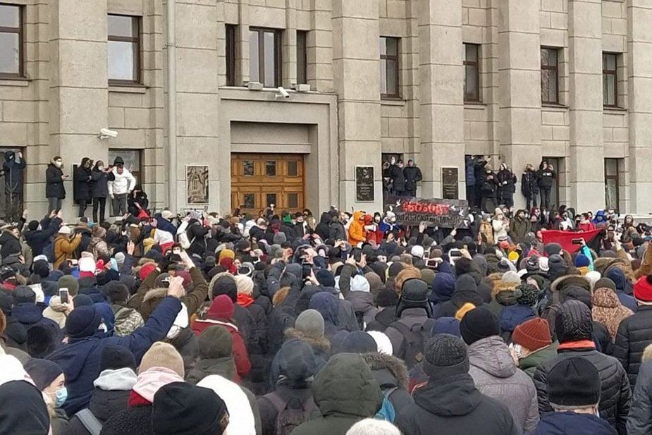 В Иркутске протестующие окружили областную администрацию