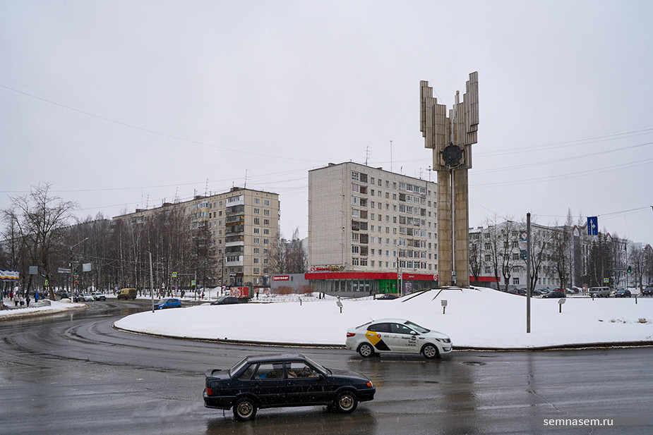 Stele on the roundabout in Syktyvkar. Photo by Pavel Stepanov