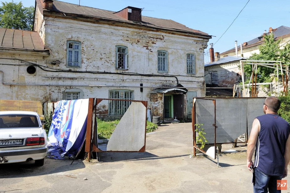 Здание в Костроме, где находился офис «Единой России» в 2012 году (вход в офис с другой стороны)