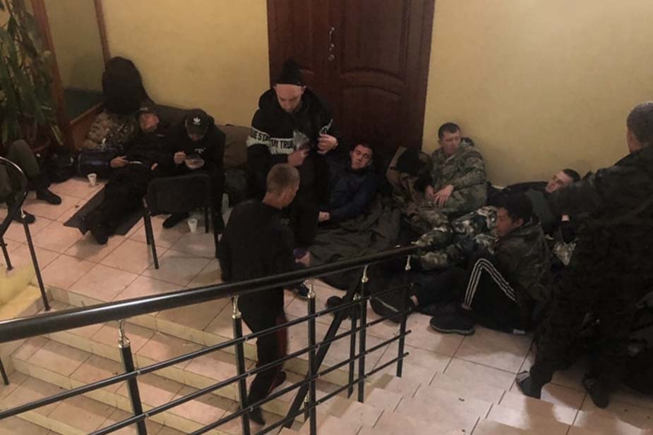 Мобилизованные из Иркутска спят на лестнице