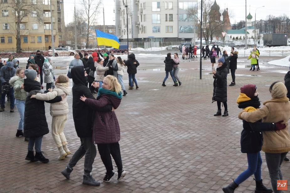 Флешмоб «Севастопольский вальс» в Ярославле 19 марта. Фото Александры Яшаркиной