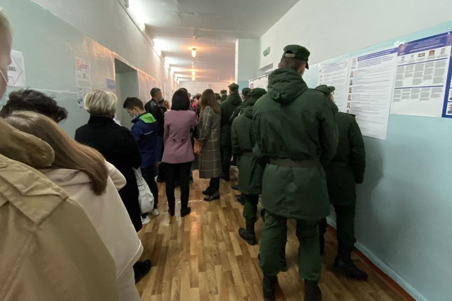Очереди избирателей на одном из участков в Оренбурге