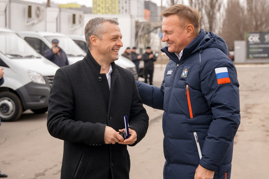 Александр Богачев (слева) и бывший губернатор Курской области Роман Старовойт. Фото: VK