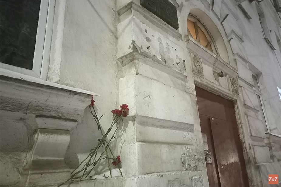 Мемориал в память о Навальном возле подъезда дома, где жил убитый политик Борис Немцов