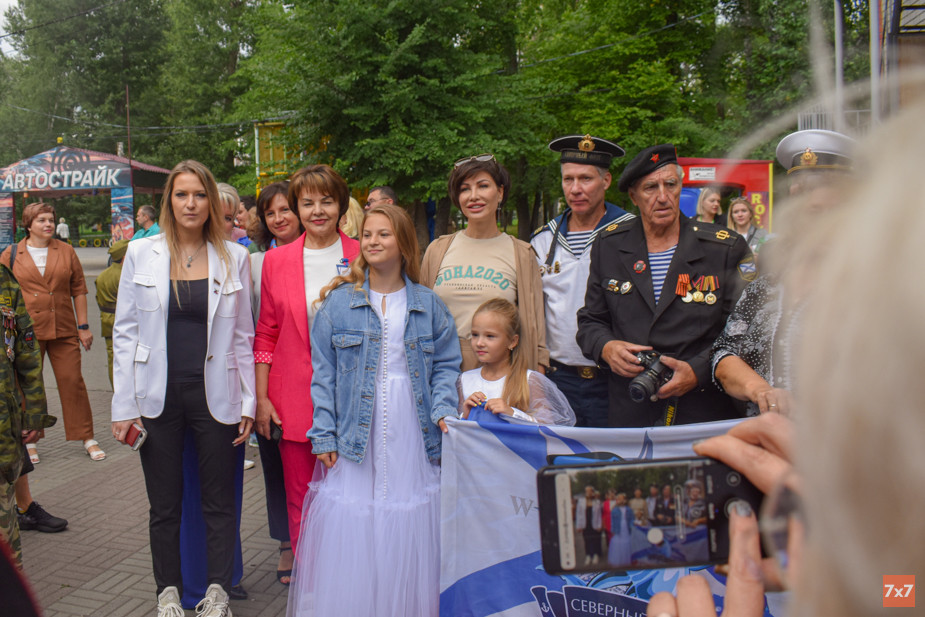 Ирина Текслер фотографировалась с творческими коллективами. Фото «7х7»