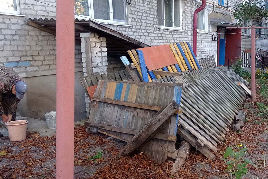 Подъезд многоэтажки со входом в подвал-убежище в Белой Берёзке. Источник: https://vk.com/pavlovdeputat?w=wall-187380759_1600